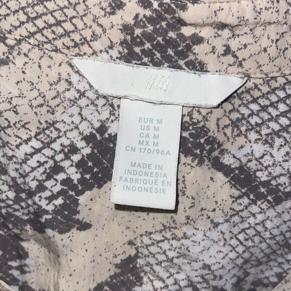 H&M Womens Medium Top Tunic Gray Pink White Snake Button Collar Knot Woven - Picture 7 of 8